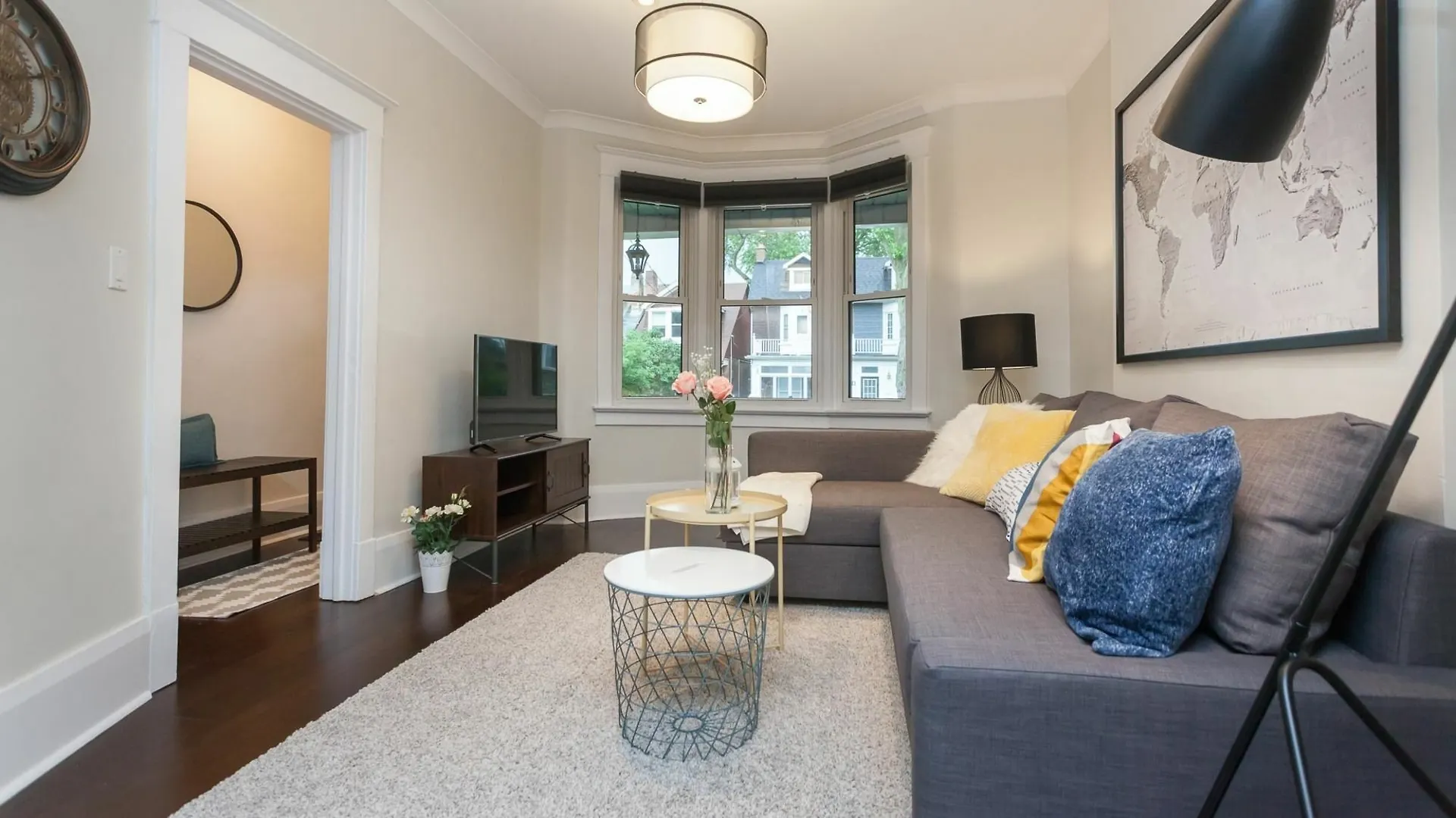 Applewood Suites - 4 Bdrm Danforth House Toronto 4*,  Kanada
